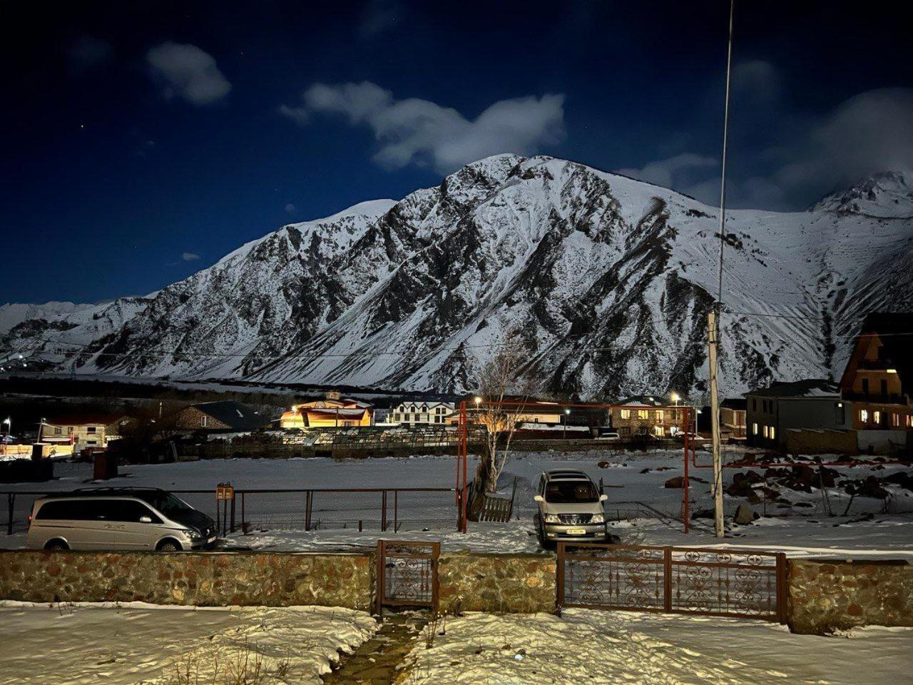 Hotel Diamond Kazbegi Bagian luar foto