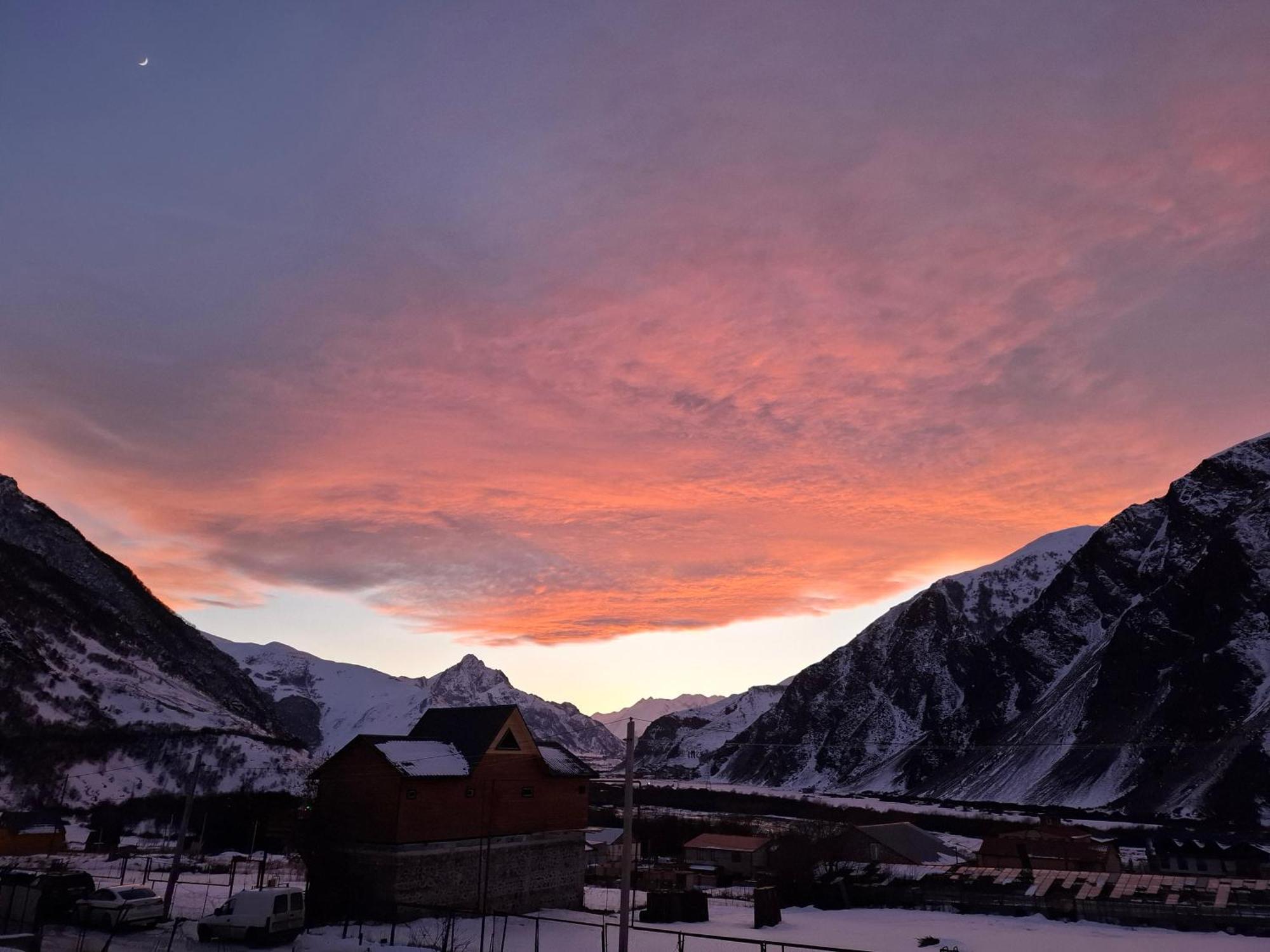 Hotel Diamond Kazbegi Bagian luar foto